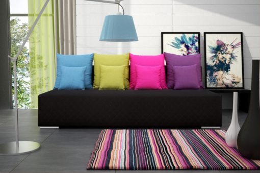 Moderní pohovka Rufina s různobarevnými polštářky